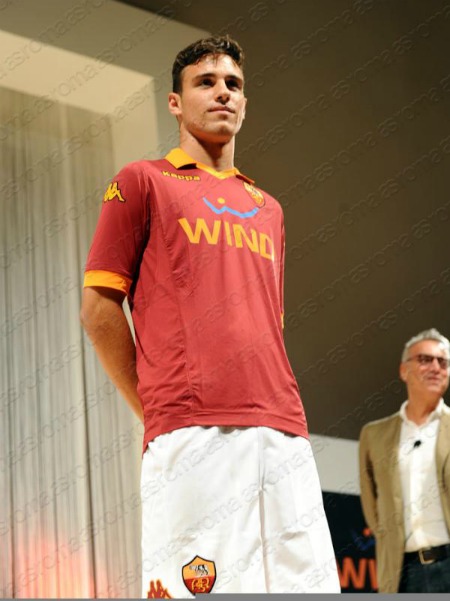 La nuova maglia della Roma per la stagione 2012/2013 (foto As Roma)