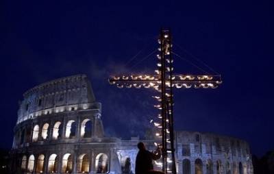 VIA CRUCIS 2012/ Diretta streaming: Papa Benedetto XVI porta la croce nel rito del Venerdì Santo. Stasera in mondovisione