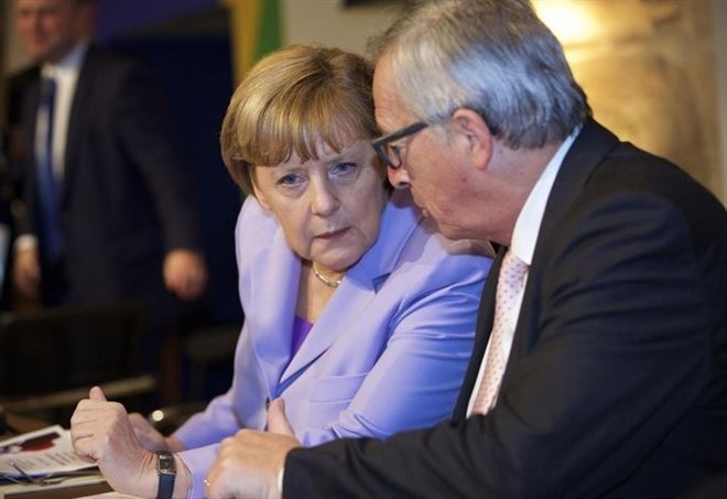 Angela Merkel con Jean-Claude Juncker (LaPresse)