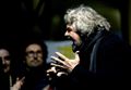 Beppe Grillo, bufera dopo battute su autismo e sindrome di Asperger/ Matteo Renzi all'attacco: Fai schifo