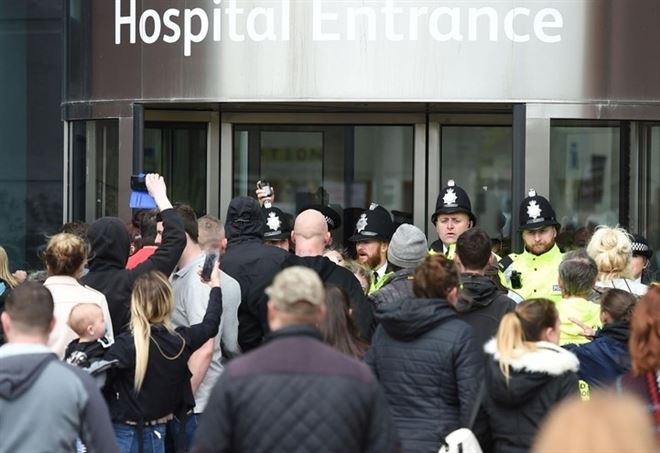 Tensione e proteste davanti all'ospedale in cui si trova Alfie Evans (LaPresse)