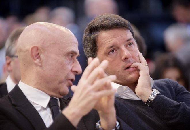Il ministro dell'Interno Marco Minniti con il leader Pd Matteo Renzi (LaPresse)