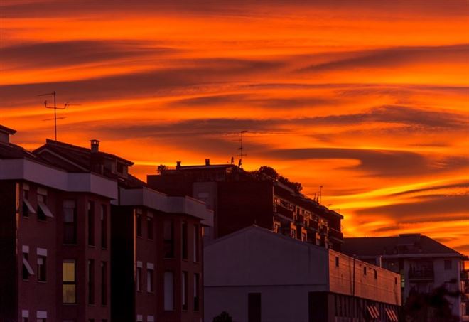 Tramonto infuocato a Milano (Foto: da Twitter)