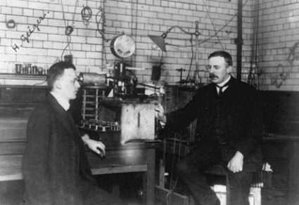 E. Rutherford e H. Geiger nel laboratorio della Victoria University di Manchester, dove svilupparono, a partire dal 1907, il metodo per rilevare le singole particelle emesse dagli atomi radioattivi (www.teara.govt.nz/en)