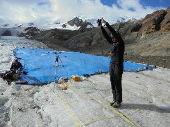 uno dei posizionato del telo sul ghiacciaio