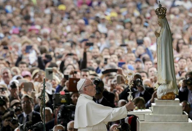 Papa Francesco a Fatima (LaPresse)