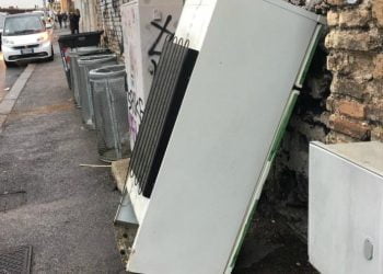 frigoriferi_roma_strada_rifiuti_twitter_2018