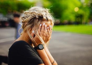 ragazza_preoccupata_vittima_stalking