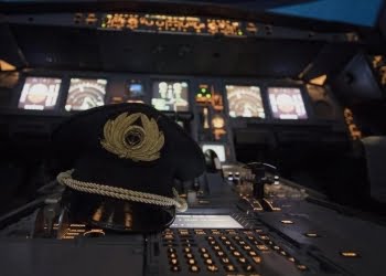 Alitalia_cabina_cappello_lapresse