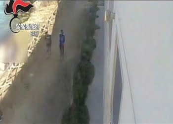 anziani_spinti_scogli_minorenni