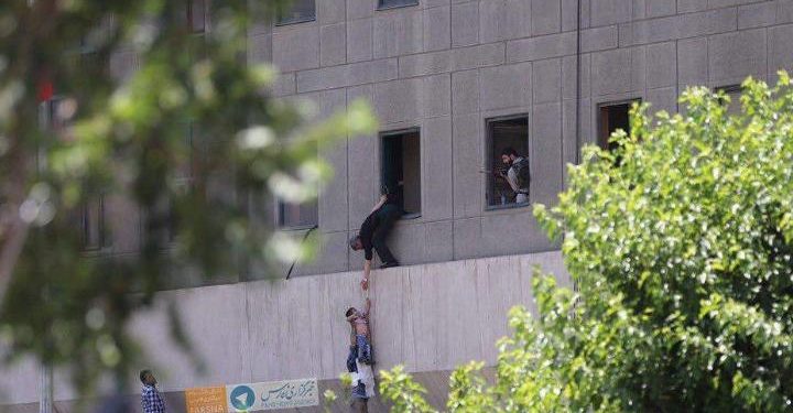 attacco_attentato_iran_parlamento_teheran_terrorista_isis_twitter_2017
