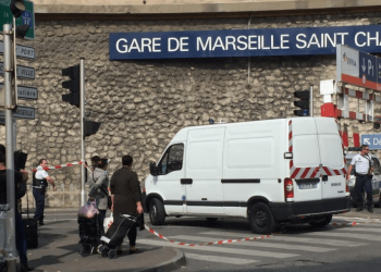 attentato_francia_attacco_terrorismo_marsiglia_stazione_polizia_twitter_2017