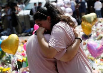 attentato_manchester_terrorsmo_lacrime_lapresse_2017