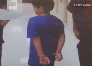 bambino_dallas_ammanettato_yosio_lopez