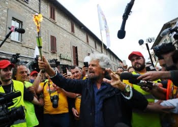beppe_grillo_m5s_assisi_marcia_fiaccola_reddito_cittadinanza_lapresse_2017