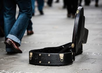 custodia_chitarra_musicista_strada_pixabay