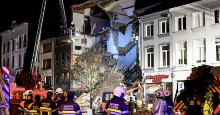 esplosione_pizzeria_palazzina_anversa_belgio_soccorsi_vigili_twitter_2018