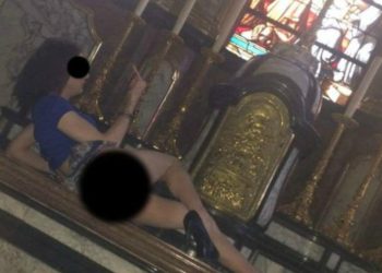 femminista_blasfemia_chiesa_parigi_2018_twitter