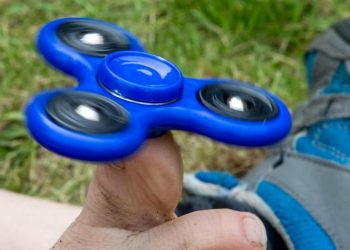 fidget_spinner_trottola_gioco_estate_lapresse_2017
