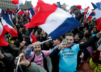francia_elezioni_macron_tricolore_lapresse_2017