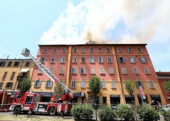 incendio_milano_viale_monza_vigili_fuoco_fiamme_lapresse_2017