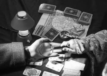 lettura_mano_carte_cartomante_magia_esoterismo_lapresse_2017