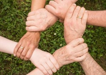 mani_cerchio_stretto_pixabay