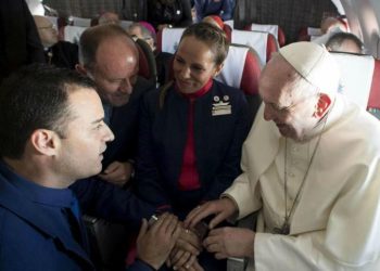 matrimonio_papa_francesco_aereo_cile_assistenti_volo_twitter_2018