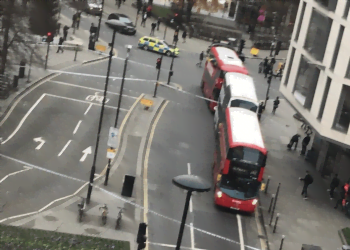 metro_londra_stpaul_terrorismo_polizia_inghilterra_bomba_twitter_2017