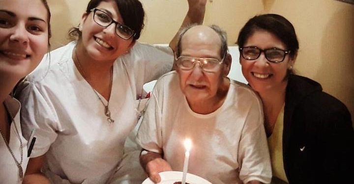 oscar_84enne_finge_mal_di_testa_per_non_stare_solo