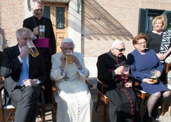 papa_benedetto_xvi_ratzinger_padre_georg_compleanno_birra_bavaria_lapresse_2017