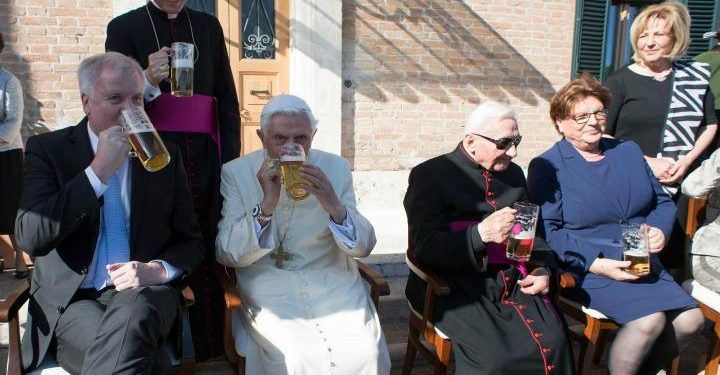 papa_benedetto_xvi_ratzinger_padre_georg_compleanno_birra_bavaria_lapresse_2017