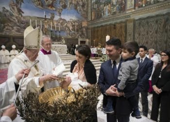 papa_francesco_battesimo_cappella_sistina_chiesa_bambini_famiglia_lapresse_2018