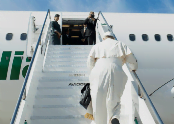 papa_francesco_viaggio_aereo_1_lapresse_2017