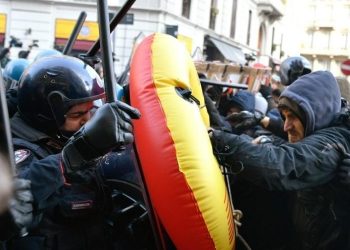 polizia_scontri_antifascismo_antagonisti_2_lapresse_2018