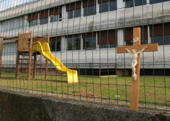 scuola_crocifisso_croce_lapresse_2017