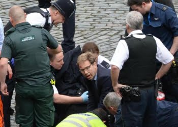 tobias_ellwood_deputato_tory_attentato_londra_poliziotto_lapresse_2017