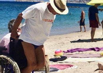 uomo_moglie_carrozzina_spiaggia_facebook_2017