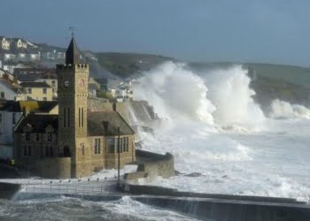 uragano_ophelia_mare_meteo_cornovaglia_irlanda_lapresse_2017