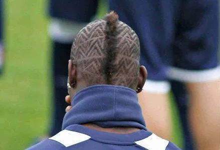 Mario Balotelli exibe cabelo novo com desenho tribal e listras