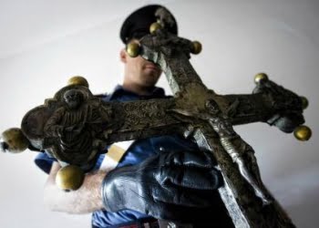 crocifisso_croce_violenza_danni_carabinieri