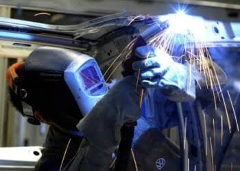 industria-fabbrica-operaio-pil-produzione