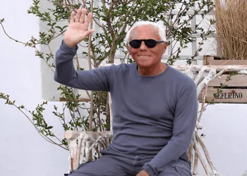 giorgio_armani_saluto_formentera_2015_lapresse