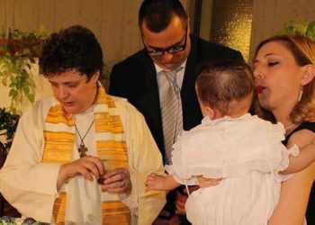 madre-maria-vittoria-longoni-prima-donna-prete-celebra-battesimo