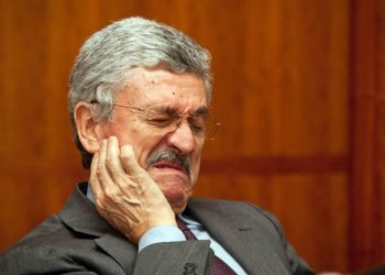 massimo_dalema_gratta