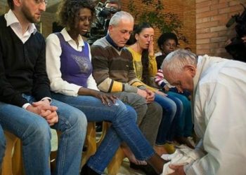 papa_francesco_sylvie_lubamba_conversione_lavanda_piedi_giovedi_santo_pasqua_facebook_2018
