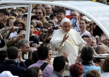 BenedettoXviFolla_R375