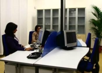 Lavoro_Impiegata_scrivaniaR400