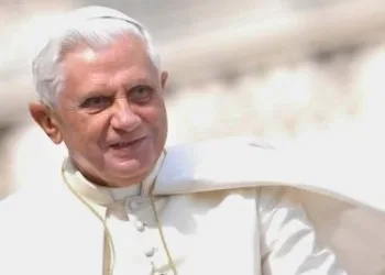 benedettoxvi_ppiano_biancoR400