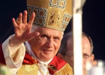 benedettoxvi_ppiano_manoR400